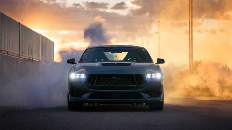Ford Mustang 2023: le immagini