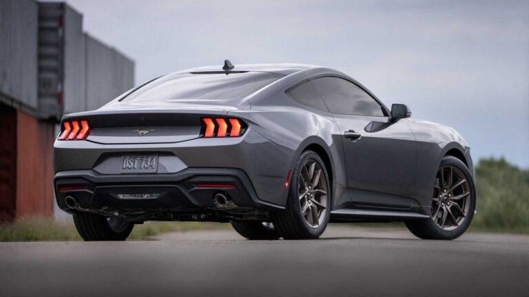 Ford Mustang 2023: le immagini
