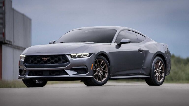 Ford Mustang 2023: le immagini
