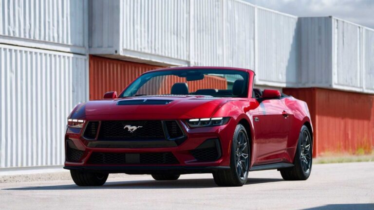 Ford Mustang 2023: le immagini