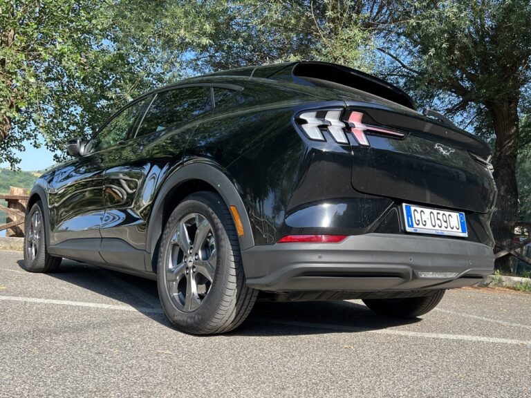 Ford Mustang Mach-e RWD: le immagini