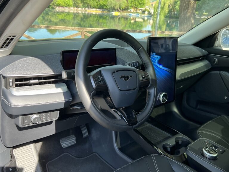 Ford Mustang Mach-e RWD: le immagini