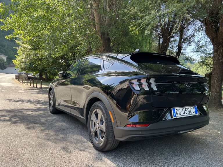 Ford Mustang Mach-e RWD: le immagini