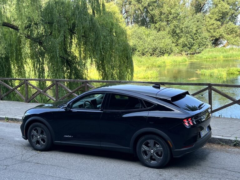 Ford Mustang Mach-e RWD: le immagini