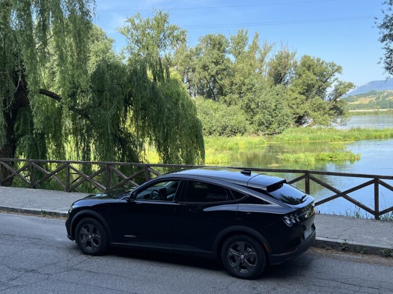 Ford Mustang Mach-e RWD: le immagini