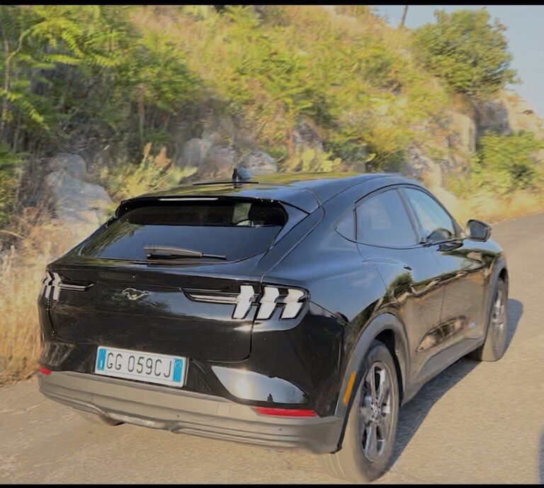 Ford Mustang Mach-e RWD: le immagini