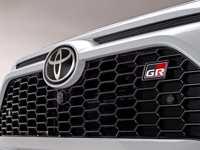 Toyota RAV4 GR Sport: immagini