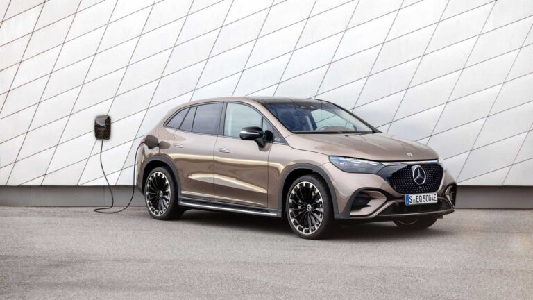 Mercedes-Benz EQE SUV: le immagini