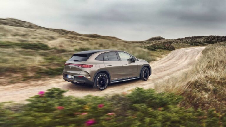 Mercedes-Benz EQE SUV: le immagini