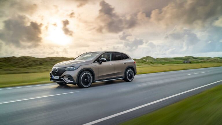Mercedes-Benz EQE SUV: le immagini
