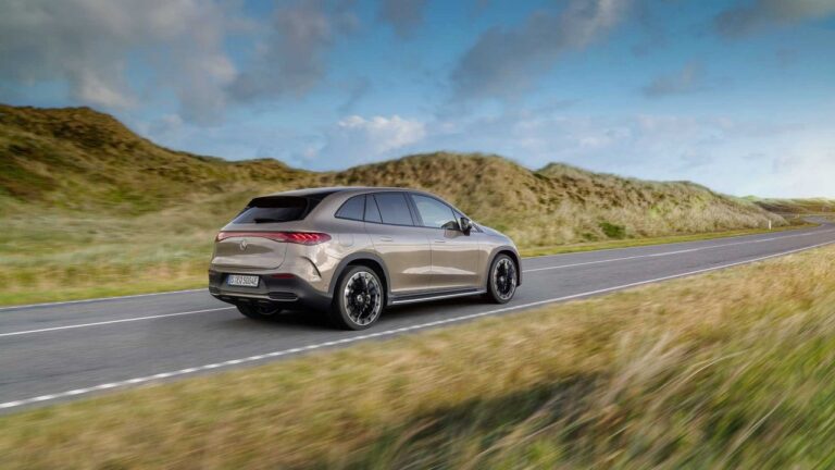 Mercedes-Benz EQE SUV: le immagini