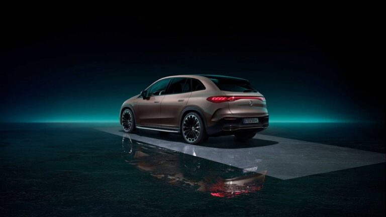 Mercedes-Benz EQE SUV: le immagini