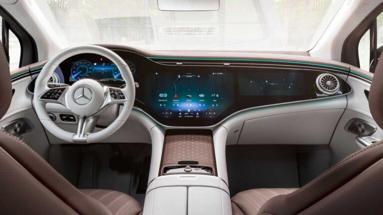 Mercedes-Benz EQE SUV: le immagini