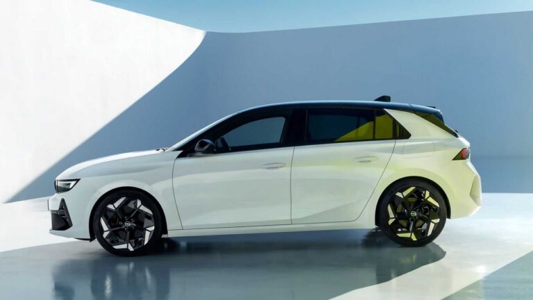 Opel Astra e Grandland GSe: le immagini