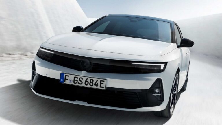 Opel Astra e Grandland GSe: le immagini