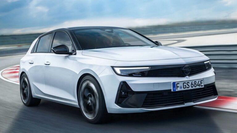 Opel Astra e Grandland GSe: le immagini