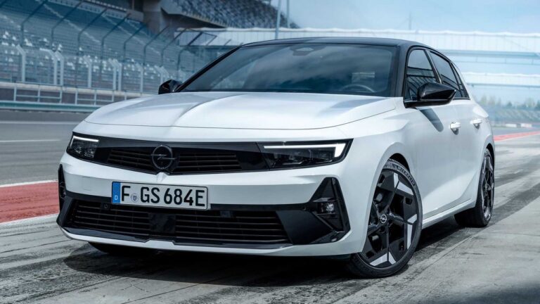 Opel Astra e Grandland GSe: le immagini