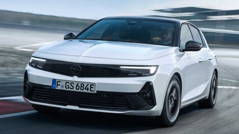 Opel Astra e Grandland GSe: le immagini
