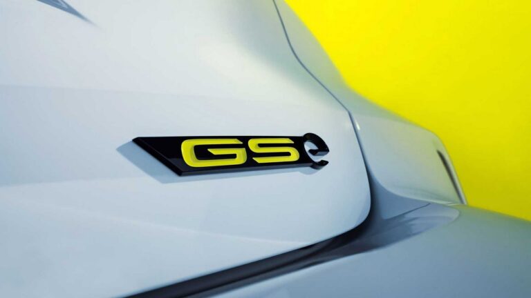 Opel Astra e Grandland GSe: le immagini