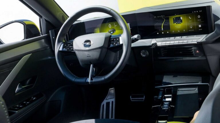 Opel Astra e Grandland GSe: le immagini