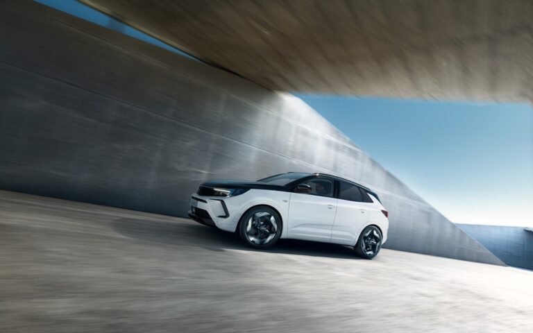 Opel Astra e Grandland GSe: le immagini