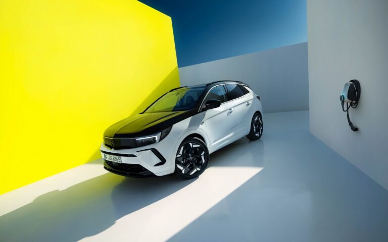 Opel Astra e Grandland GSe: le immagini