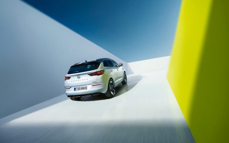 Opel Astra e Grandland GSe: le immagini