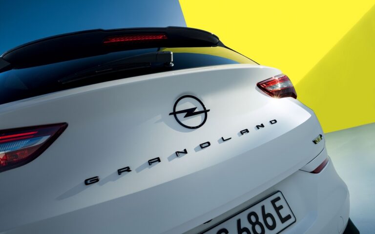 Opel Astra e Grandland GSe: le immagini