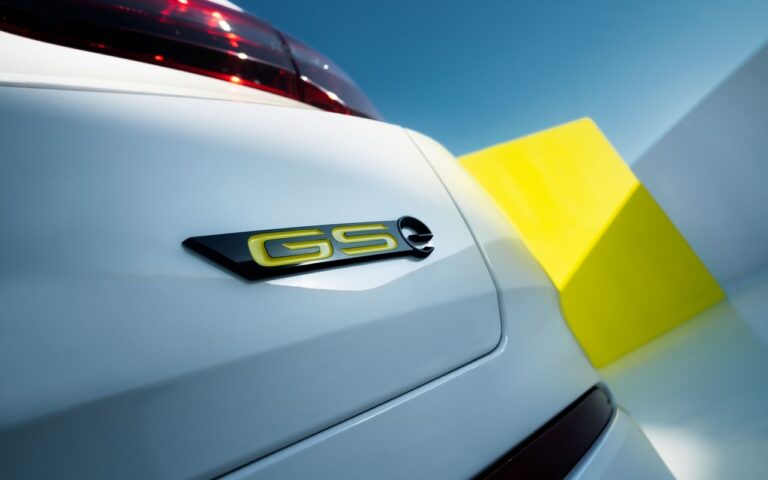Opel Astra e Grandland GSe: le immagini