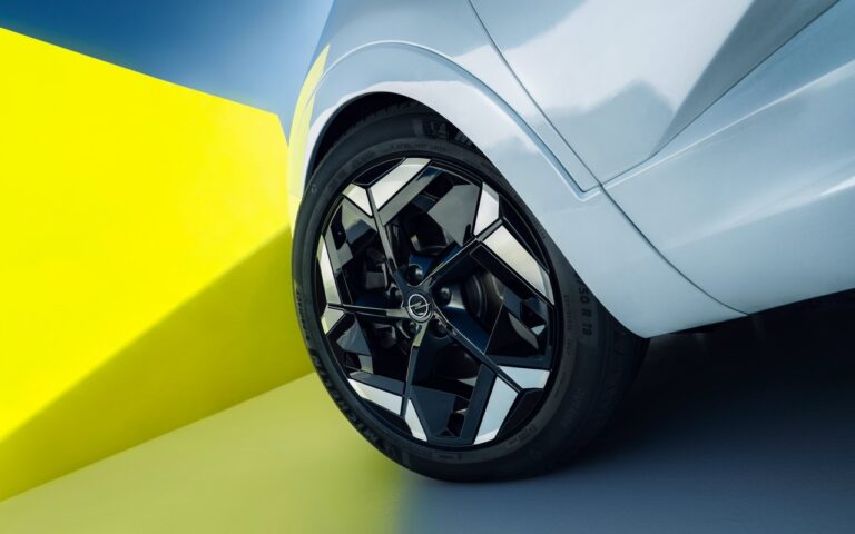 Opel Astra e Grandland GSe: le immagini