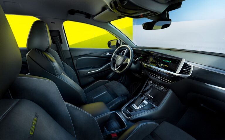 Opel Astra e Grandland GSe: le immagini