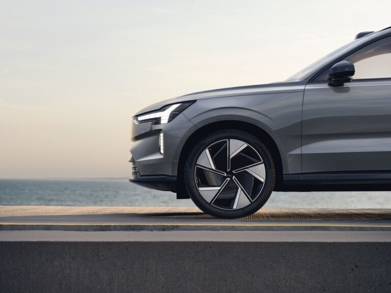 Volvo EX90: le immagini ufficiali