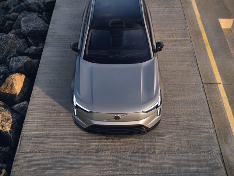 Volvo EX90: le immagini ufficiali