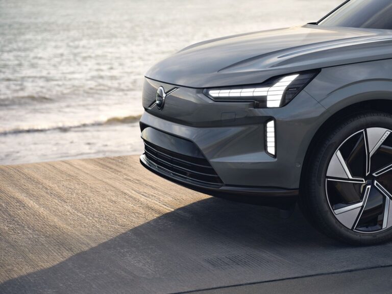 Volvo EX90: le immagini ufficiali