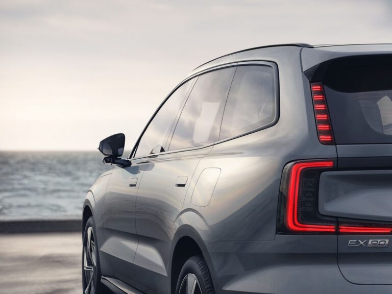 Volvo EX90: le immagini ufficiali