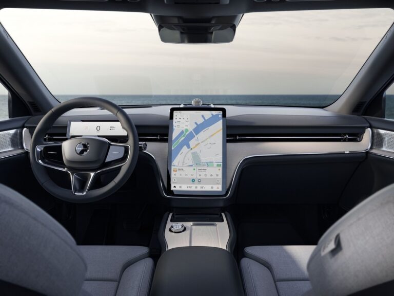 Volvo EX90: le immagini ufficiali
