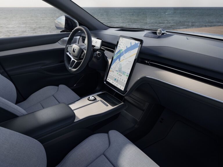 Volvo EX90: le immagini ufficiali