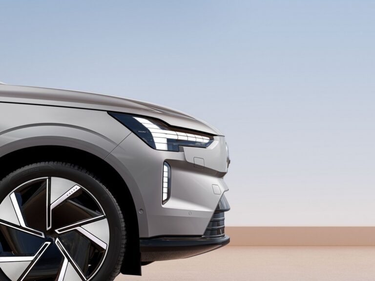 Volvo EX90: le immagini ufficiali