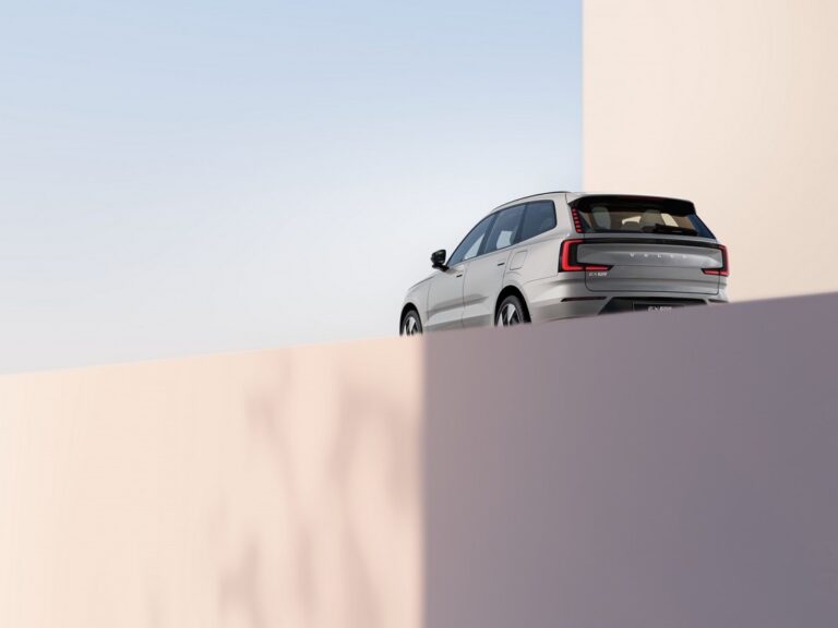 Volvo EX90: le immagini ufficiali