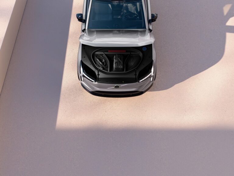 Volvo EX90: le immagini ufficiali