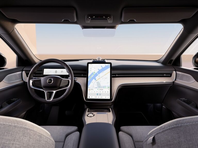 Volvo EX90: le immagini ufficiali