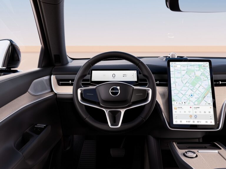 Volvo EX90: le immagini ufficiali