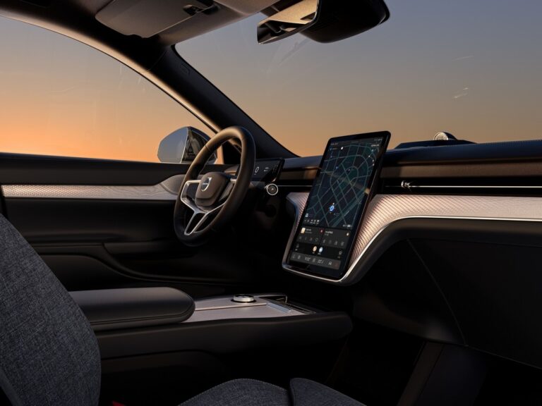 Volvo EX90: le immagini ufficiali