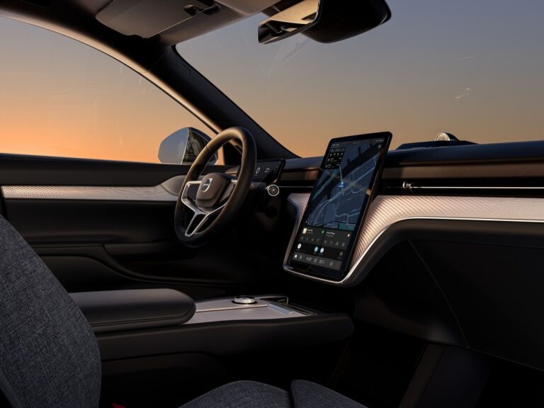 Volvo EX90: le immagini ufficiali