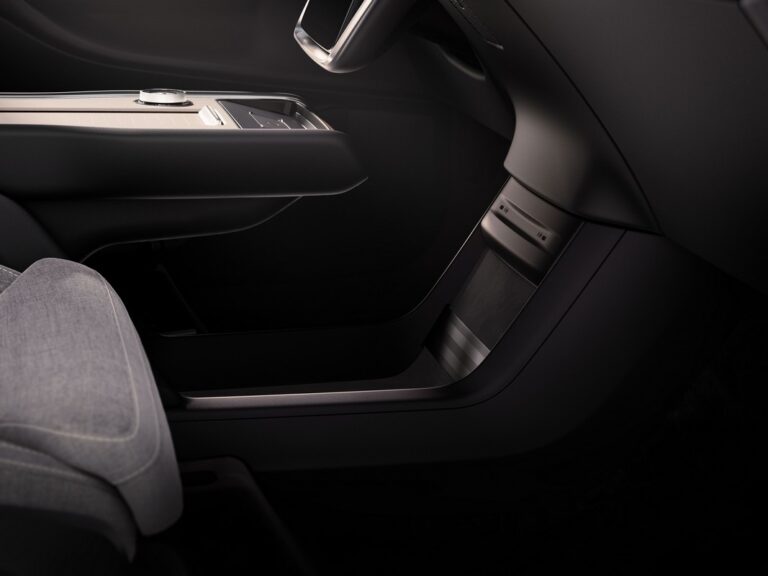 Volvo EX90: le immagini ufficiali
