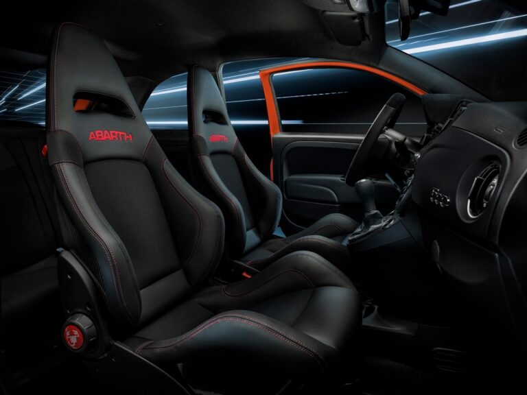 Abarth 595 e 695 2023: immagini ufficiali