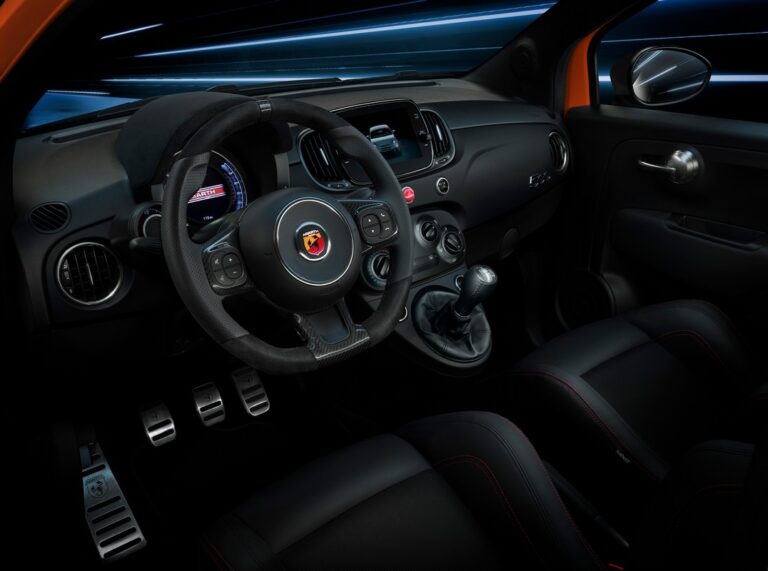 Abarth 595 e 695 2023: immagini ufficiali