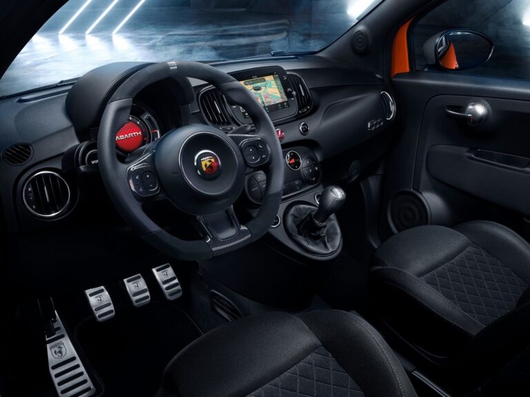 Abarth 595 e 695 2023: immagini ufficiali