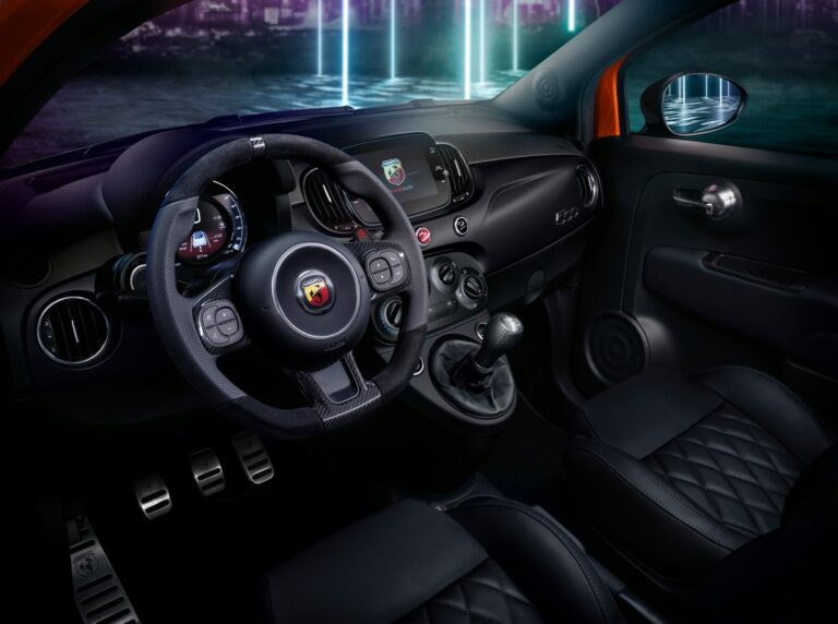 Abarth 595 e 695 2023: immagini ufficiali