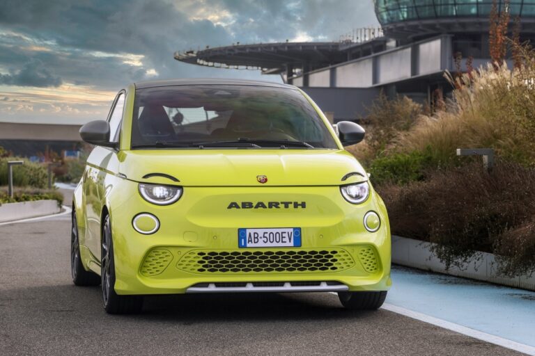 Abarth 500e: le foto ufficiali